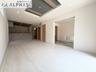 【居間・リビング】 | 加古川市野口町坂元　新築戸建 | ■LDKには5帖の和室が隣接。お子様のお昼寝スペースになったり来客用寝室にする等使い勝手の良い空間♪