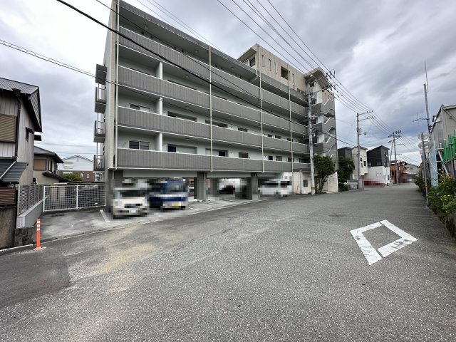 ストロベリーフィールズの駐車場