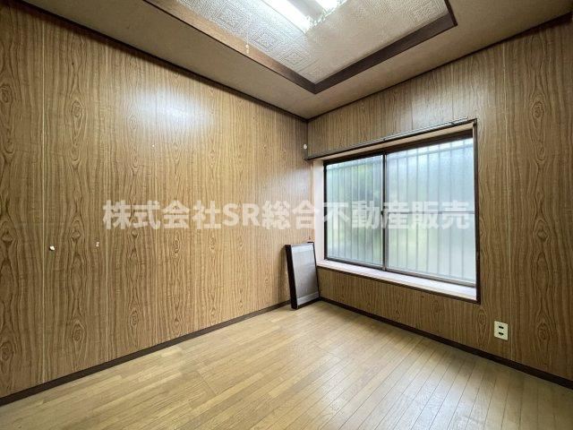 日下町5丁目中古戸建の洋室|1F　3.6帖。大きな窓から明るい光が入ってきます！