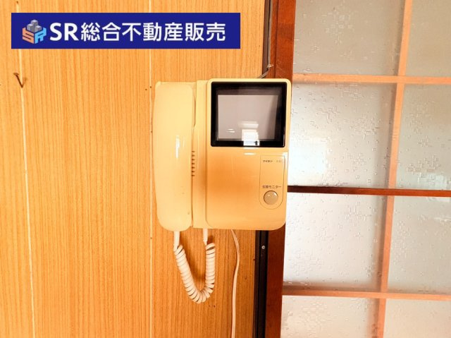 日下町5丁目中古戸建の洋室|1F　3.6帖。大きな窓から明るい光が入ってきます！