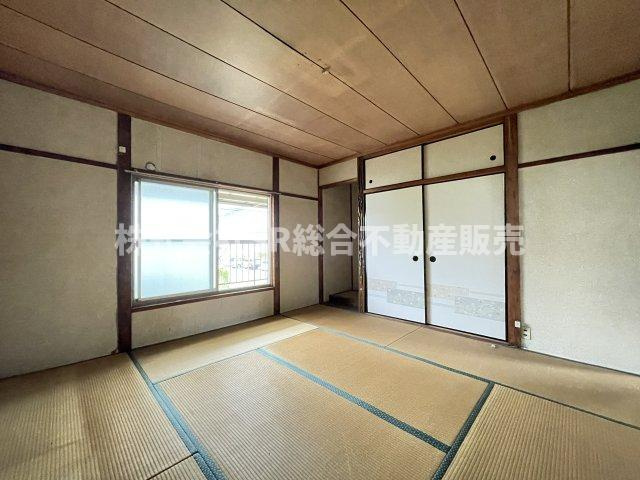 日下町5丁目中古戸建の寝室|2F　8.0帖。バルコニーに面した明るい和室です！