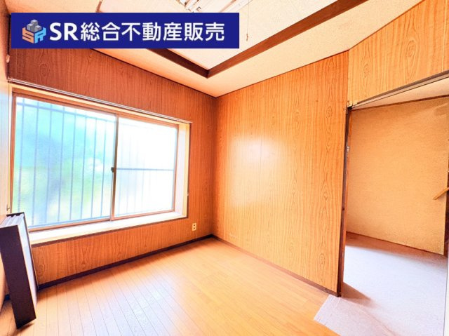 日下町5丁目中古戸建の寝室|2F　8.0帖。バルコニーに面した明るい和室です！