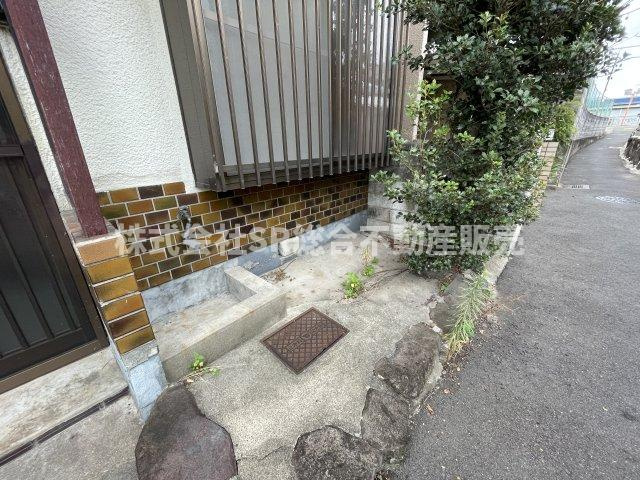 日下町5丁目中古戸建のその他共用部分|玄関横には自転車等を置けるスペースがございます！