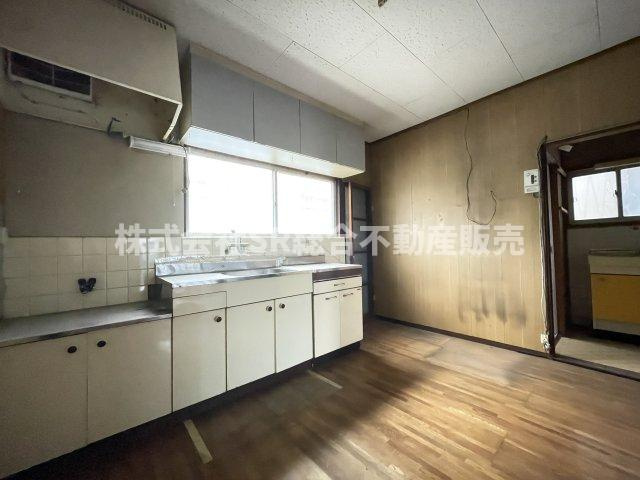 日下町5丁目中古戸建のキッチン|ダイニングテーブルも置けるスペースがございます！