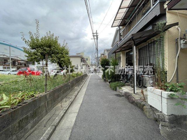 日下町5丁目中古戸建の前面道路含む現地写真|当日予約も大歓迎です！土日祝、雨の日やお子様連れのお客様の送迎も可能ですのでお気になさらずお問合せ下さい。お仕事終わりのお時間にも柔軟に対応致しますのでお気軽にお申し付け下さいませ。