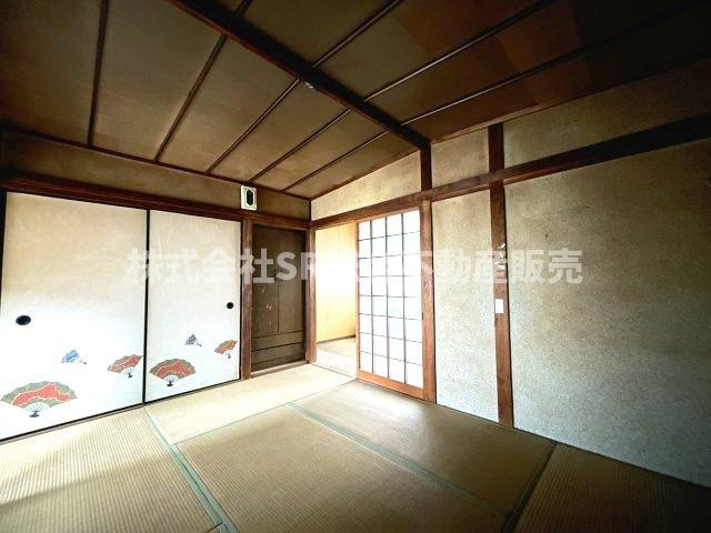 日下町5丁目中古戸建の居間・リビング|ご家族と毎日顔を合わせられる造りでゆったりとお過ごしいただける空間です！