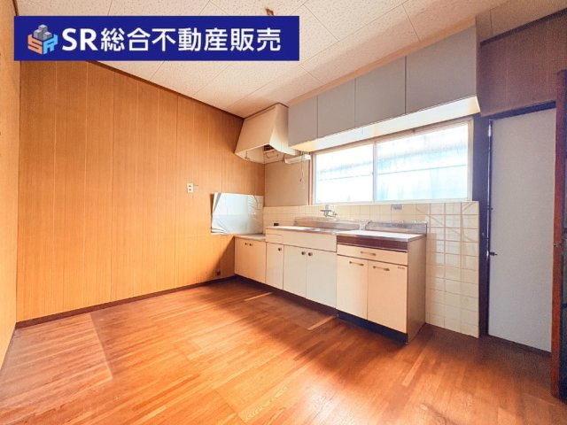 日下町5丁目中古戸建の居間・リビング|ご家族と毎日顔を合わせられる造りでゆったりとお過ごしいただける空間です！