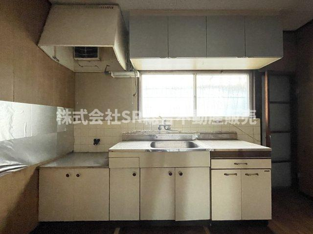 日下町5丁目中古戸建のキッチン|キッチンには窓もあり、換気がバッチリとできます♪