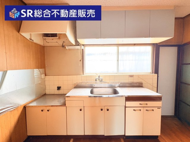 日下町5丁目中古戸建のキッチン|キッチンには窓もあり、換気がバッチリとできます♪