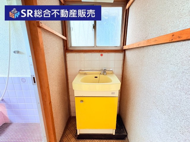 日下町5丁目中古戸建の独立洗面台|独立洗面台で朝の身支度に便利です！