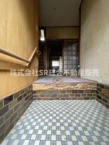 日下町5丁目中古戸建の玄関|シューズボックスを置けるスペースがございます！
