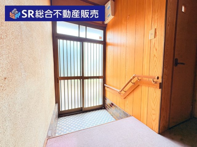 日下町5丁目中古戸建の玄関|シューズボックスを置けるスペースがございます！