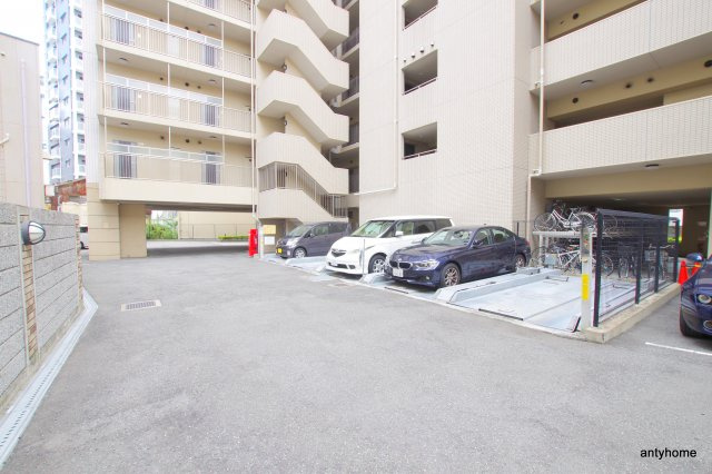 カスタリア新梅田の駐車場