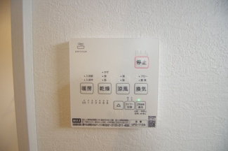 【冷暖房・空調設備】 | 【仲介手数料無料！！】多摩市一ノ宮2丁目　新築戸建て（全3棟）2号棟　6799万円 | 浴室暖房・乾燥・換気・涼風