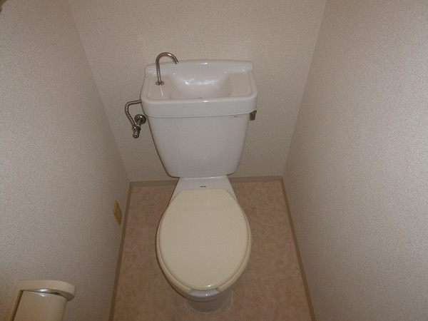 コンパクトで使いやすいトイレです♪