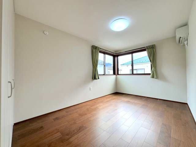 戸建 さいたま市見沼区東大宮１丁目の子供部屋|洋室8.3帖
8.3帖の洋室です。お子様の成長に合わせて家具のレイアウトも楽しみやすい、ゆとりあるお部屋となっております。
