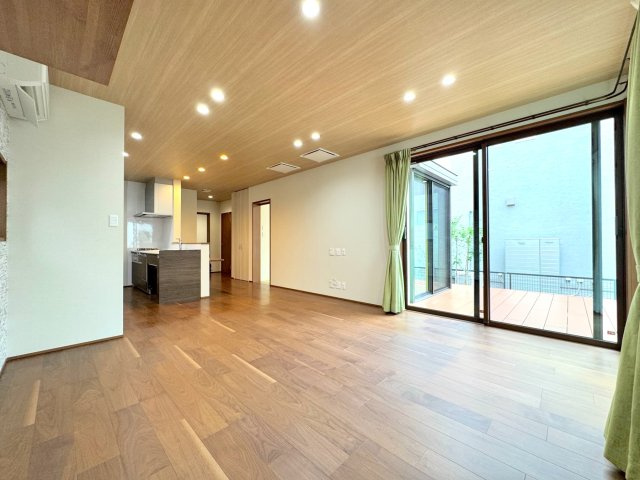 戸建 さいたま市見沼区東大宮１丁目の居間・リビング|窓から明るい光が差し込むリビングです。家具の配置がしやすい、すっきりとした形のお部屋となっております。