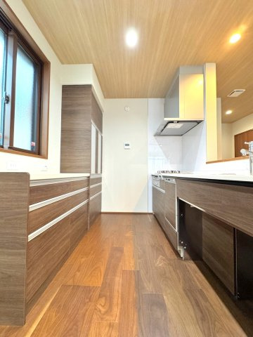 戸建 さいたま市見沼区東大宮１丁目のキッチン|キッチン幅
キッチンの通路幅が広く取られており、ご家族と一緒にお料理をする際もすれ違いやすく、快適に作業ができます。