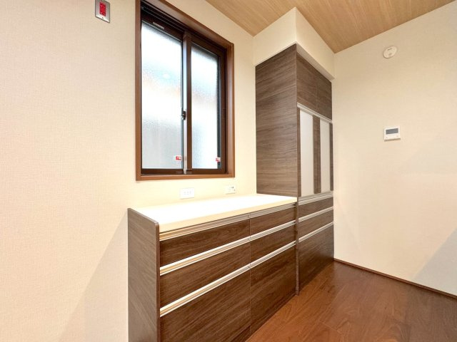 戸建 さいたま市見沼区東大宮１丁目の内装|カップボード
食器や家電をすっきり収納できる備え付けの棚（カップボード）がございます。キッチンの統一感が出て、家事もはかどりますね。