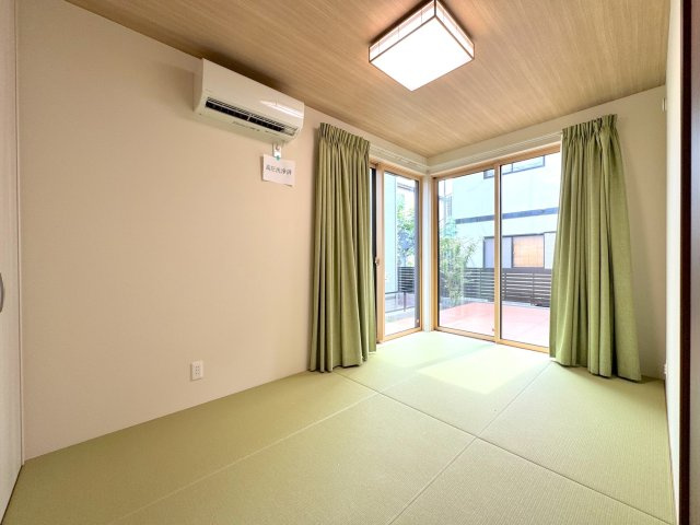 戸建 さいたま市見沼区東大宮１丁目の和室|和室6帖
6帖の落ち着いた和室です。い草の香りに癒やされながら、お昼寝や客間など、様々な用途で便利にお使いいただけます。