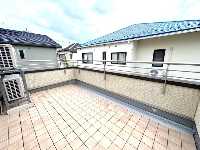 戸建 さいたま市見沼区東大宮１丁目のバルコニー|お洗濯物やお布団もしっかり干せるバルコニーです。風通しも良く、お天気の良い日は気持ちよくお洗濯ができそうです。