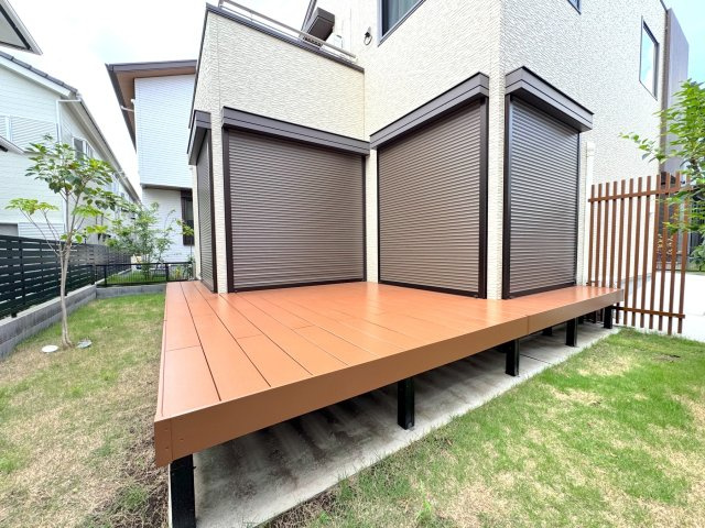 戸建 さいたま市見沼区東大宮１丁目の庭|ウッドデッキ
リビングから繋がるウッドデッキです。天気の良い日はお茶を楽しんだり、お子様の遊び場としても大活躍しそうな空間ですね。