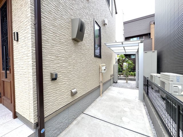 戸建 さいたま市見沼区東大宮１丁目の駐車場|屋根付きサイクルポート
雨の日でも自転車が濡れにくい、屋根付きのサイクルポートがございます。大切な自転車を綺麗に保てるのが嬉しいポイントです。