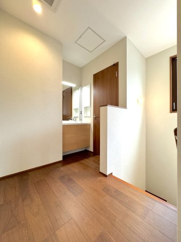 戸建 さいたま市見沼区東大宮１丁目の内装|2階ホールには洗面台
2階のホール部分にも洗面台を設置しております。朝の身支度の混雑緩和や、お掃除の際のお水汲みにも大変便利です。