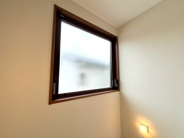 戸建 さいたま市見沼区東大宮１丁目の設備|階段の窓はボタン一つで自動開閉できる便利な設備です。高い位置の窓でも換気がしやすく、新鮮な空気を取り込めます。