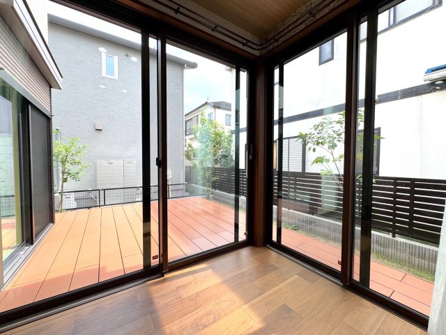 戸建 さいたま市見沼区東大宮１丁目の内装|リビングからのウッドデッキ
リビングの大きな窓からウッドデッキへと繋がり、空間がより広く感じられます。内と外が一体となったような開放感がありますね。
