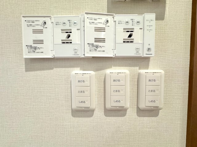 戸建 さいたま市見沼区東大宮１丁目の冷暖房・空調設備|Panasonic製「天井埋込形空気清浄機（Air Me / エアーミー）」操作パネルと自動シャッターパネル
お部屋の空気を清潔に保ち、ご家族の健康を優しくサポートします。
