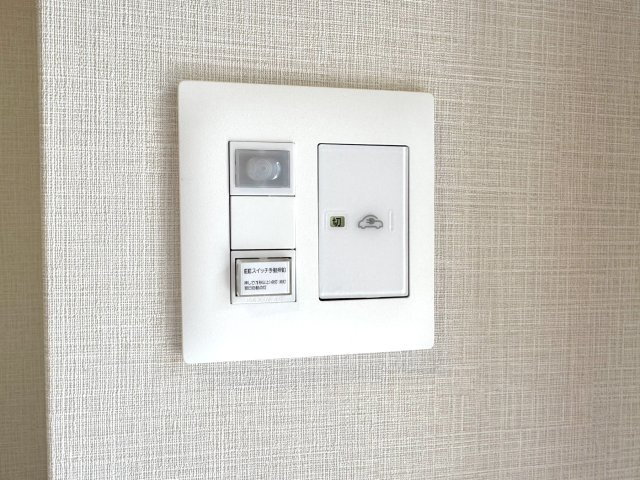 戸建 さいたま市見沼区東大宮１丁目の設備|「電気自動車（EV/PHEV）充電用スイッチ」と「屋外照明用（EEスイッチ）の操作パネル」が組み合わさったスイッチプレートです。
これからのエコな暮らしにもしっかり対応しております。