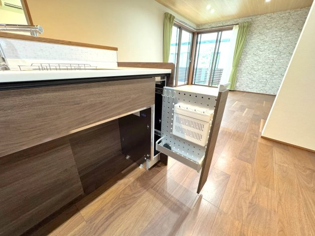 戸建 さいたま市見沼区東大宮１丁目のキッチン|キッチンの収納
収納力が自慢のキッチンです。お鍋や調味料もすっきり片付き、いつでも綺麗で使いやすいキッチンを保つことができます。