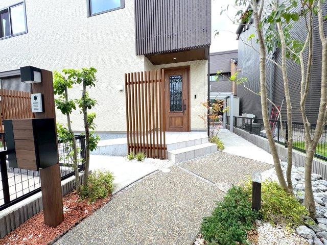 戸建 さいたま市見沼区東大宮１丁目の玄関|落ち着いた色合いの玄関ポーチです。屋根があるため、雨の日でも濡れずに傘を差したり鍵を開けたりと、余裕を持って行動できます。