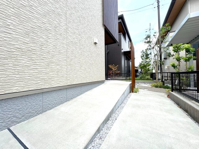戸建 さいたま市見沼区東大宮１丁目の玄関|玄関前には緩やかなスロープがあり、ベビーカーや車椅子をご利用の方にも優しい設計です。長く安心してお住まいいただけます。