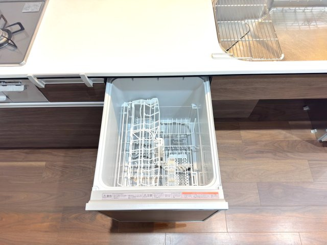 戸建 さいたま市見沼区東大宮１丁目の発電・温水設備|食洗機
面倒な食器洗いをサポートしてくれる食洗機付きです。家事の時間を短縮し、ご家族とのゆとりの時間を増やしてくれますね。