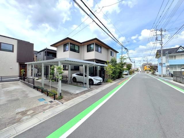 戸建 さいたま市見沼区東大宮１丁目の前面道路含む現地写真|前面道路は8mとゆとりがあります。お車の出し入れがスムーズに行えるため、運転が苦手な方でも安心してお出かけいただけます。