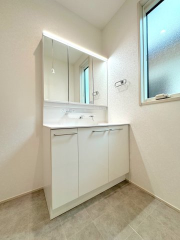 戸建 さいたま市見沼区東大宮１丁目の独立洗面台|使い勝手の良い独立洗面台です。収納力もあり、朝の身支度もスムーズに行えます。清潔感のある空間に仕上がっています。