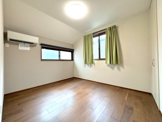 戸建 さいたま市見沼区東大宮１丁目の洋室|洋室6.3帖
6.3帖の洋室です。お子様のお部屋としてはもちろん、趣味のお部屋やテレワークのスペースとしても使いやすい広さです。