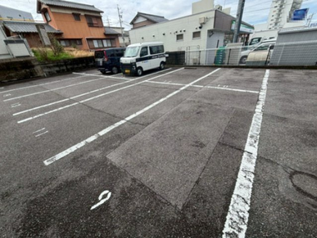 アーバン鴨田の駐車場