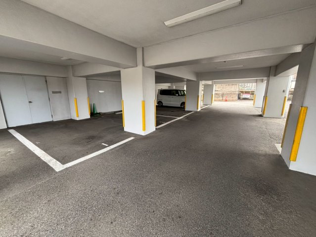 アーバン鴨田の駐車場