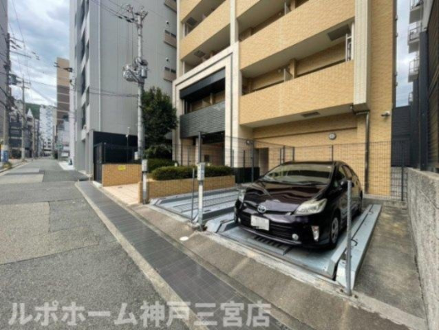 スワンズコート新神戸の駐車場