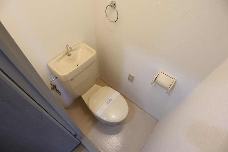 寝屋川市下神田町の賃貸マンションのトイレ|※同タイプの間取りのお写真となります。