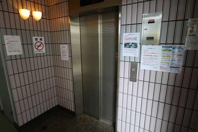 寝屋川市下神田町の賃貸マンションのエントランス