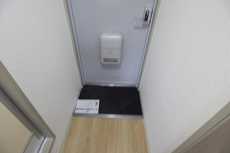 寝屋川市下神田町の賃貸マンションの玄関|※同タイプの間取りのお写真となります。