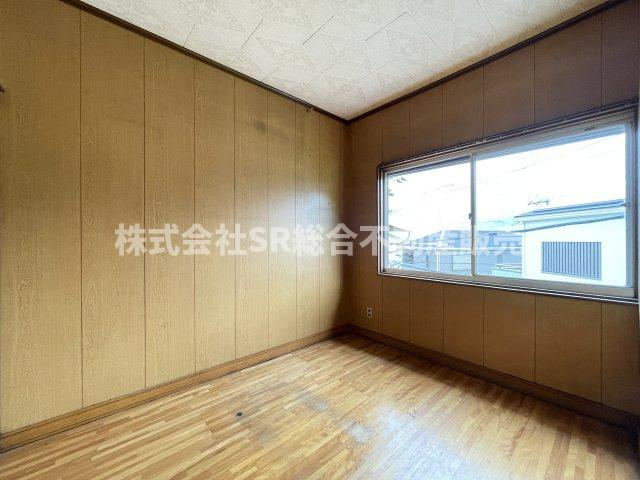 六万寺町1丁目中古戸建の洋室|大きな窓から明るい光が入ってきます！