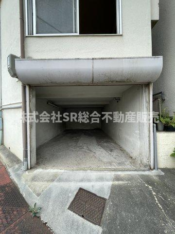 六万寺町1丁目中古戸建の駐車場|お車をお持ちの方には必要な駐車場は駐車スペース1台分（車種による）です！シャッター付き車庫なので愛車を雨風から守れます！