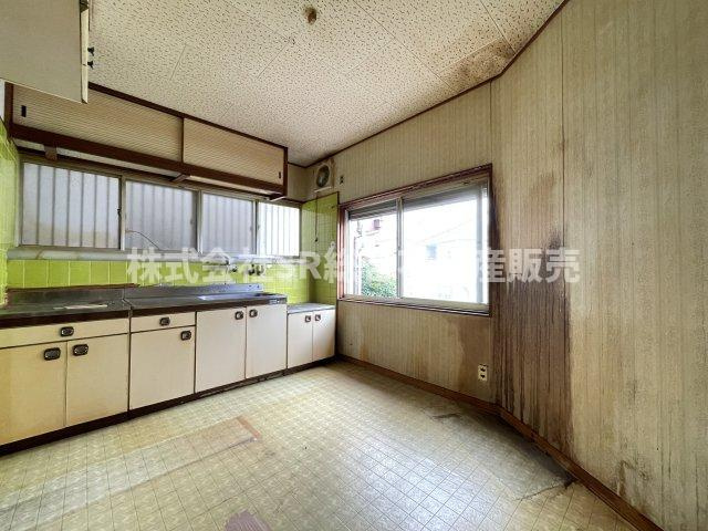 六万寺町1丁目中古戸建のキッチン|ダイニングテーブルも置けるスペースがございます！