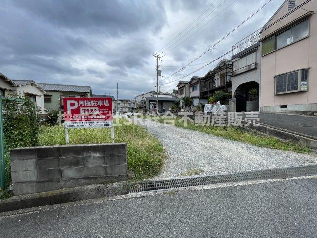 六万寺町1丁目中古戸建の駐車場|物件目の前に月極駐車場もあるのでお車を複数お持ちの方も安心です！
