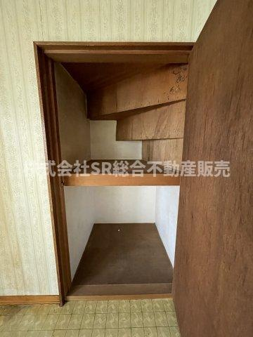 六万寺町1丁目中古戸建の収納|デッドスペースになりがちな階段下にも収納がございます！